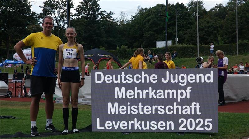 Bei der Landesmeisterschaft purzeln die persönlichen Rekorde Clara Passauer und ihr Trainer Alexander Mirkens.