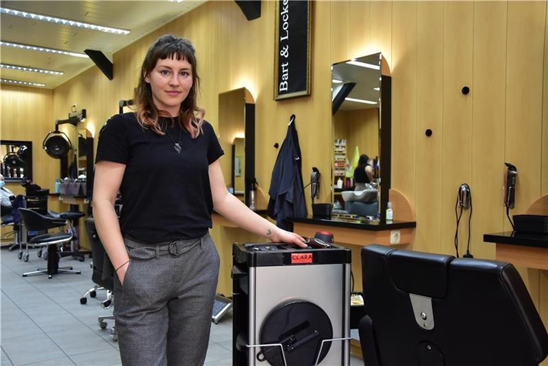 Clara Siegs Name steht nicht mehr im Impressum des Salons, dafür wieder am Frisierwagen.