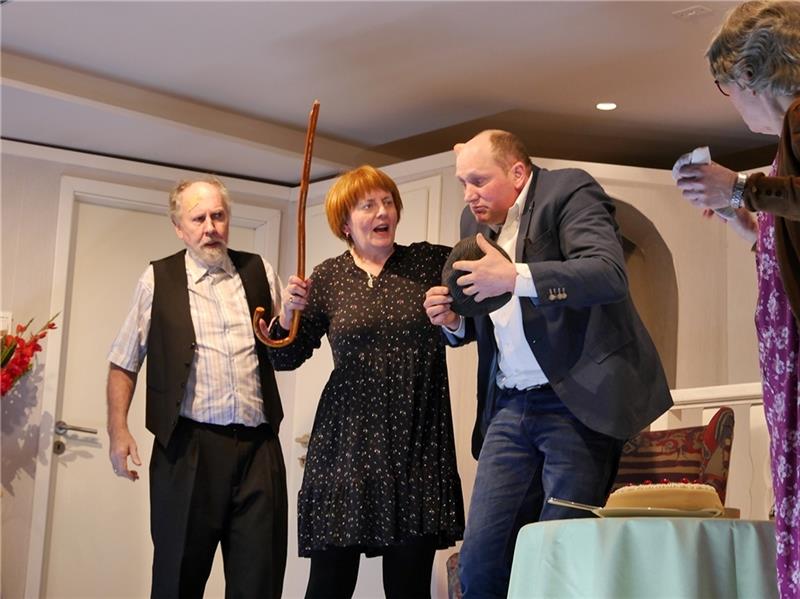 Claudia Becker (2. von links) bei ihrem Bühnendebüt mit Elke Seebeck-Ahrens (rechts), Hendrik Kühlcke-Schmoldt (2. von rechts) und Klaus Mahler (links). Foto: Umland