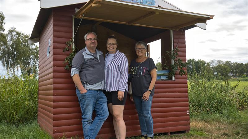 Warum immer mehr Menschen im Kreis Stade Heidelbeeren selbst pflücken Claudia Büttner mit Frank Ruff und Isabell Heinecke von Ruffs Spargel.
