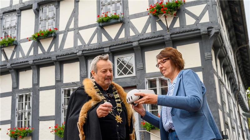 Wie virtuelle Zeitreisen neue Touristen anlocken sollen Claudia Filpe und Stadtführer Jürgen Fischer begutachten die Technik vor dem Alten Rathaus.