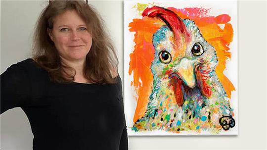 Claudia Letulé mit einem ihrer Bilder für die neue Ausstellung, bei der jeder Interessierte mitmachen kann.