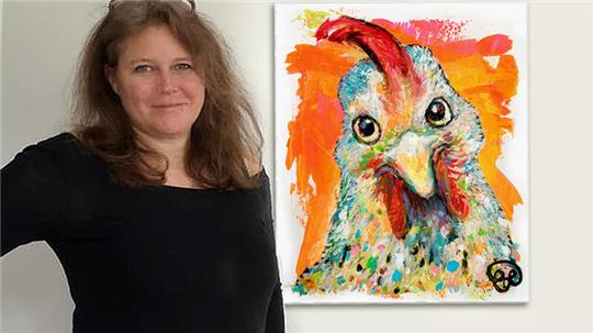 Claudia Letulé mit einem ihrer Bilder für die neue Ausstellung.