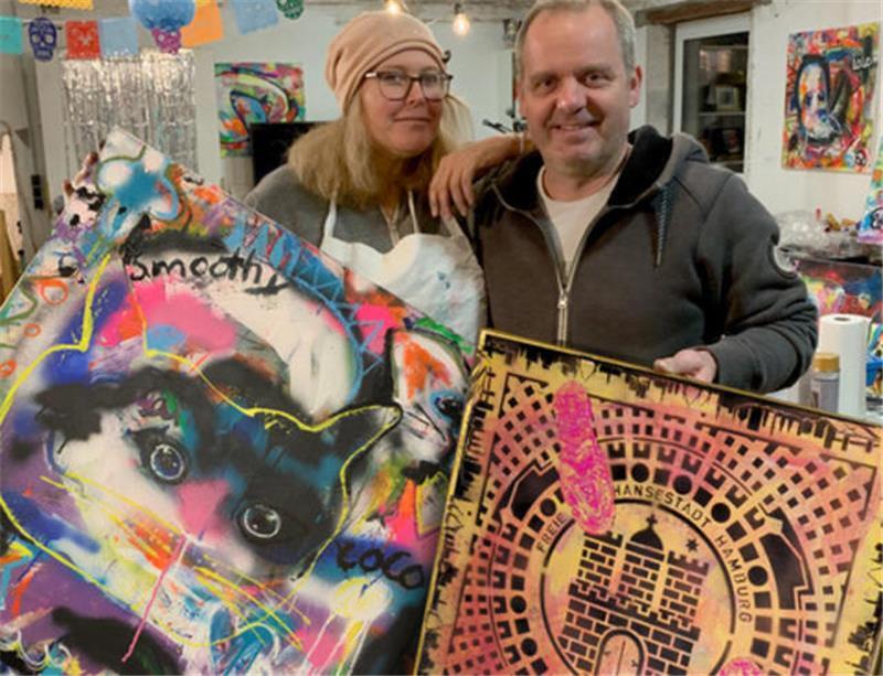 Gruppenausstellung „SCOOOPS“ zeigt farbenfrohen Optimismus in Steinkirchen Claudia Letulé und Stephan Schwahn zeigen jeweils eines ihrer neuen Bilder für die Ausstellung im Kurbad76-Atelier.