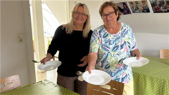 Claudia Lorengel (links) und Michaela Hoffmann decken den Tisch für die Mittagsgäste.