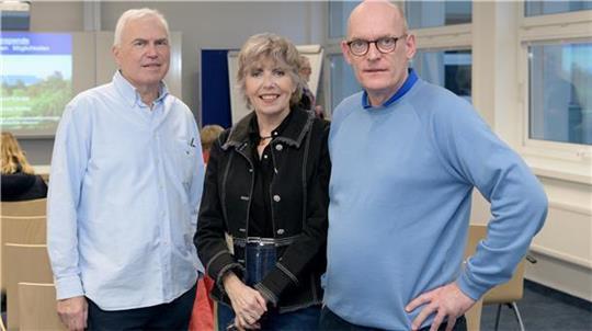 Claudia Marhenke-Maybaum aus Bremerhaven mit ihrem Bruder Walter Marhenke (links) und Dr. Nicolas Richter von der Medizinischen Hochschule Hannover. Foto: Ralf Masorat