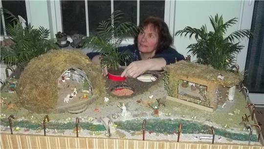 Claudia Oellerich prüft eines ihrer fertigen Werke - sie integriert besonders gerne lebende Pflanzen in die Miniaturlandschaften.