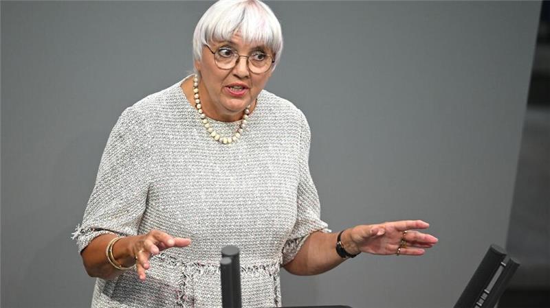 Games-Entwickler bekommen erstmals Stipendien vom Bund Claudia Roth (Bündnis 90/Die Grünen), Staatsministerin für Kultur und Medien, spricht in der Generaldebatte über den Haushalt 2025 im Bundestag. Sie ist auch für das neue Games-Stipendienprogramm zuständig.