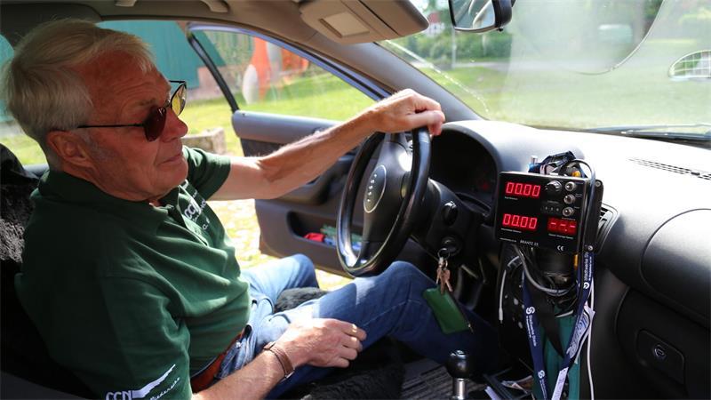 17. Niederelbe Classics: Oldtimer rollen durch den Kreis Stade Claus Bredehöft, 1. Vorsitzender des Classic Clubs Niederelbe im ADAC, steuert auch dieses Jahr wieder die Organisation der Niederelbe Classics.