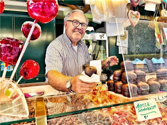 Claus Eschermann verkauft eine traditionelle Stader Herbstmarkt-Spezialität: den cremigen Mokka-Schokokuss. Foto: Richter