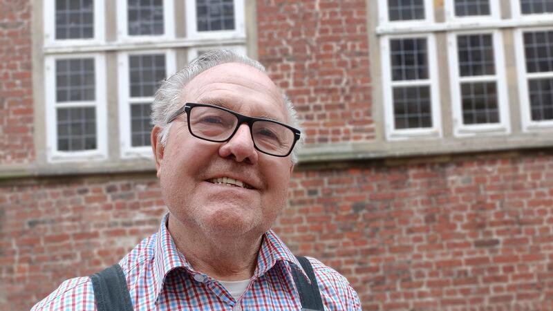 Eröffnung des Stader Frühjahrsmarktes – Claus Eschermann ist das 55. Mal dabei Claus Eschermann vor dem Stader Rathaus - beim Frühjahrsmarkt steht seine grüne Kutsche diesmal in der Breiten Straße.