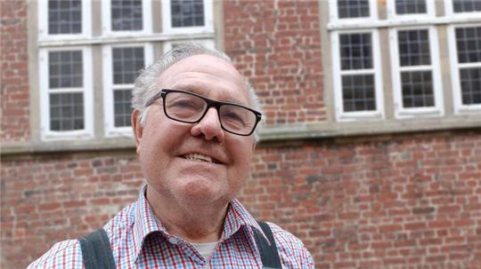 Claus Eschermann vor dem Stader Rathaus - beim Frühjahrsmarkt steht seine grüne Kutsche diesmal in der Breiten Straße.