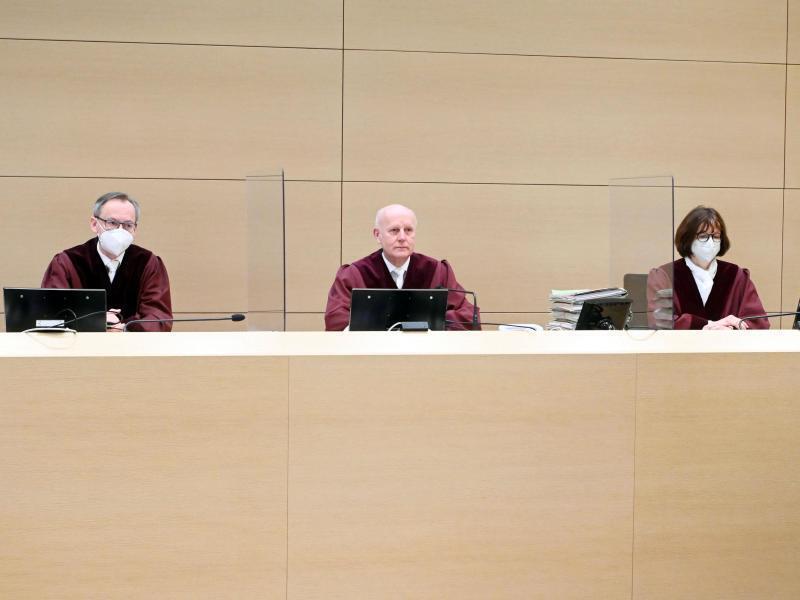 VW-Abgasskandal: Kein Restschadenersatz bei Gebrauchtwagen Claus Halfmeier (von links), der Vorsitzende Richter Rüdiger Pamp und Dagmar Sacher eröffnen die Verhandlung. Foto: Uli Deck/dpa
