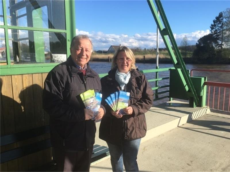Doppelkarte wirbt für Ferien an der Fährenroute Claus List und Renate Bölsche mit den neuen Flyern.