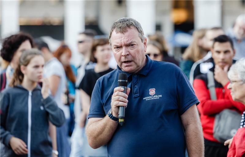 Claus-Peter Reisch, Kapitän des Schiffes "Lifeline", spricht auf einer Demonstration der Seebrücke-Bewegung für unbehinderte Seenotrettung im Mittelmeer. Foto: Markus Scholz/dpa