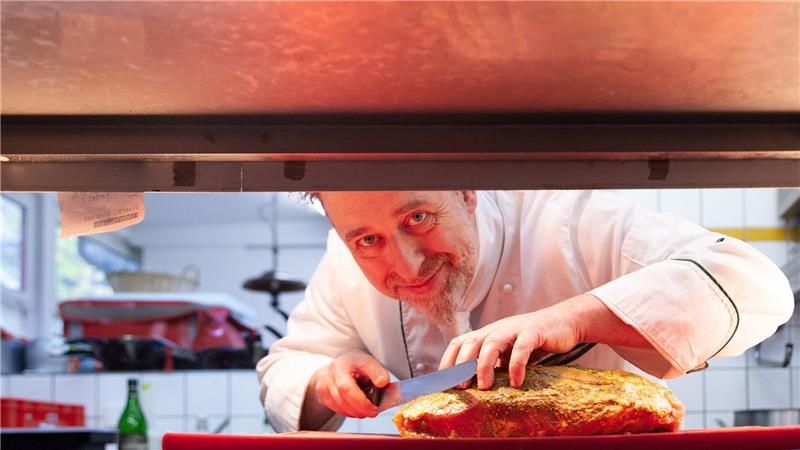 Lässt sich die Gastro-Branche mit Küchen-Duellen retten? Claus Peter steht in seinem Hotel in der Wingst nicht nur selbst am Herd. Mit kreativen Aktionen sorgt er in seiner Küche auch immer wieder für Abwechslung und ein gutes Betriebsklima. Foto: Heike Leuschner