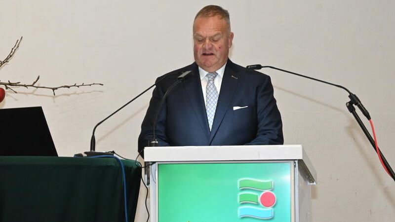 Bei Besuch in Jork: Obstbau legt Minister Özdemir einen Forderungskatalog vor Claus Schliecker von der Landesfachgruppe Obstbau eröffnet den Verbandspolitischen Tag in der Altländer Festhalle.