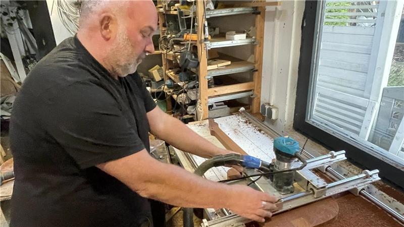 Claus Schultze in seiner Werkstatt.