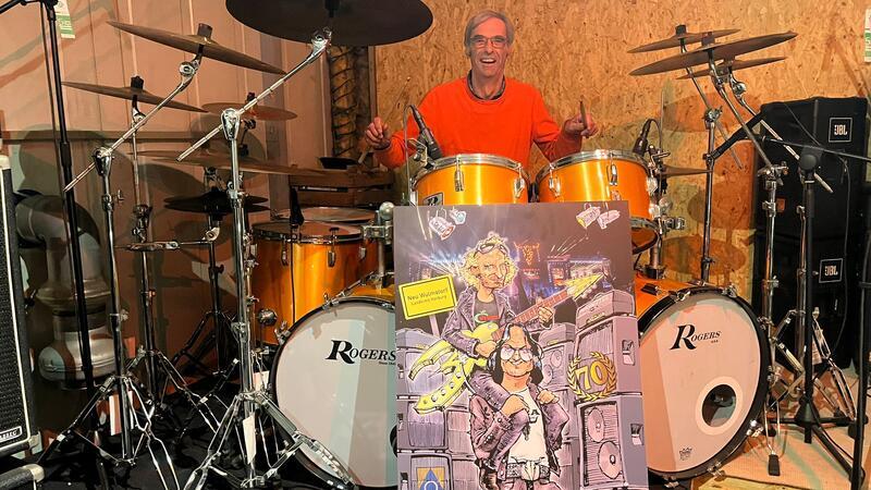Claus Viets lässt auch heute noch begeistert die Drums seines Rogers-Schlagzeugs knallen.
