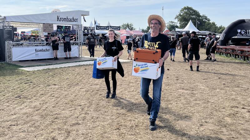 Claus Viets und Miriam Mercier bringen Nachschub für den Obststand.
