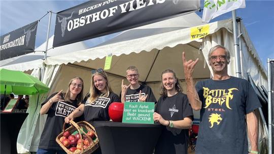 Claus Viets und sein Team am Obststand auf dem Wacken Open Air.