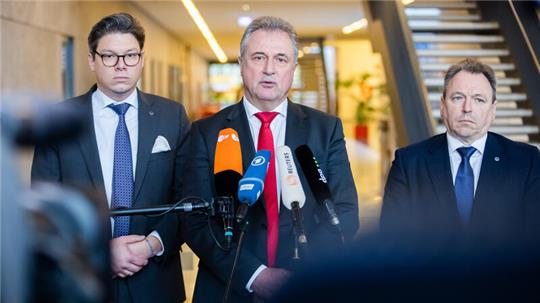 Claus Weselsky (M), Vorsitzender der Gewerkschaft Deutscher Lokomotivführer (GDL), gibt neben Mario Reiß (r), stellvertretender Vorsitzender der Gewerkschaft Deutscher Lokomotivführer (GDL), und Lars Jedinat (l), stellvertretender Vorsitzender der Gewerkschaft Deutscher Lokomotivführer (GDL), ein Statement zum Scheitern der Tarifverhandlungen zwischen der Deutschen Bahn und der GDL.
