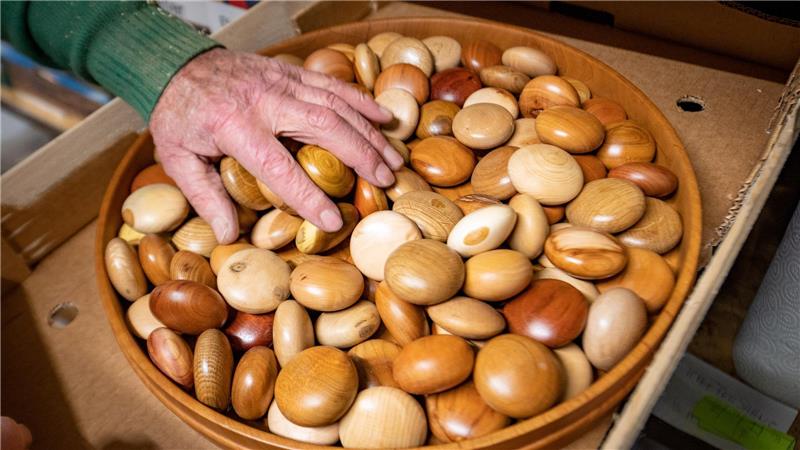 Claus Wilhelm drechselt mit Vorliebe kleine, glatt polierte Handschmeichler, ob aus Kirsche, Eibe, Goldregen, Amaranth oder Wacholder und Faulbaum. Jedes der Stücke kann er sofort erkennen. Foto: Lothar Scheschonka