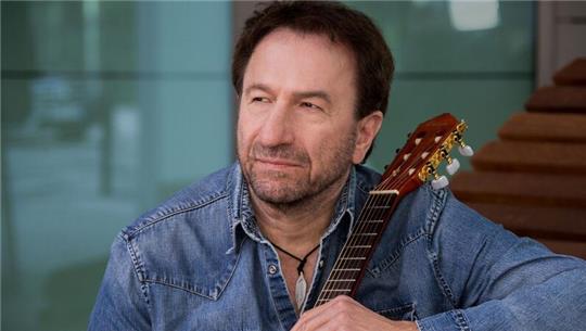Clemens Bittlinger gibt ein Konzert in der St.-Mauritius-Kirche in Hollern.