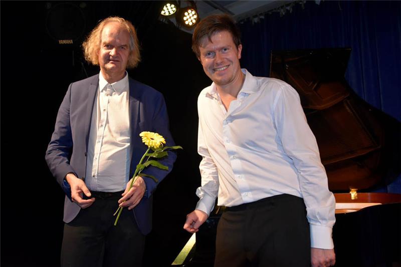 Clemens Kröger (links) und Michael Ransburg stehen auf der Bühne. Foto: Felsch