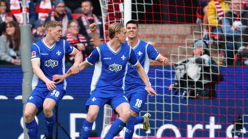 FC Bayern dominiert in Berlin - Darmstadt vertagt Abstieg Clemens Riedel (l-r), Torschütze Christoph Klarer und Mathias Honsak jubeln nach dem Treffer zur Darmstädter Führung.