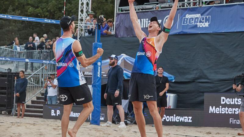 Clemens Wickler (l) und Nils Ehlers freuen sich über ihren Sieg.