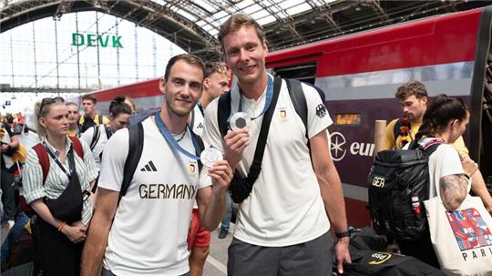Clemens Wickler (l) und Nils Ehlers sind mehr als drei Wochen auf Achse.