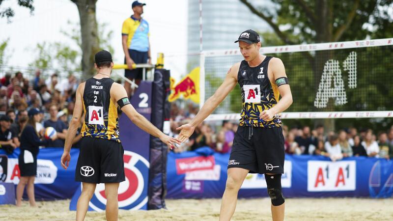 Zwei deutsche Teams steuern WM-Viertelfinale an Clemes Wickler (l) und Nils Ehlers aus Deutschland während des Spiels.