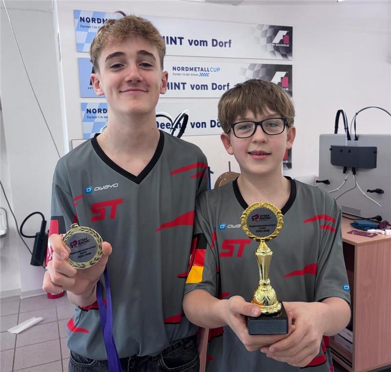 Cleo (links) und Rasmus von den Speed Titans mit Pokal und Medaille. Sie kümmern sich im Team um Grafikdesign und Social Media.
