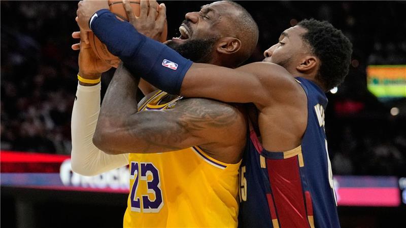 Cleveland Cavaliers-Los Angeles Lakers: LeBron James wird von Mitchell gefoult