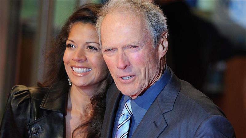 Clint Eastwood 2010 mit seiner damaligen Ehefrau Dina. Er ging zwei Ehen ein, beide wurden geschieden. (Archivfoto)