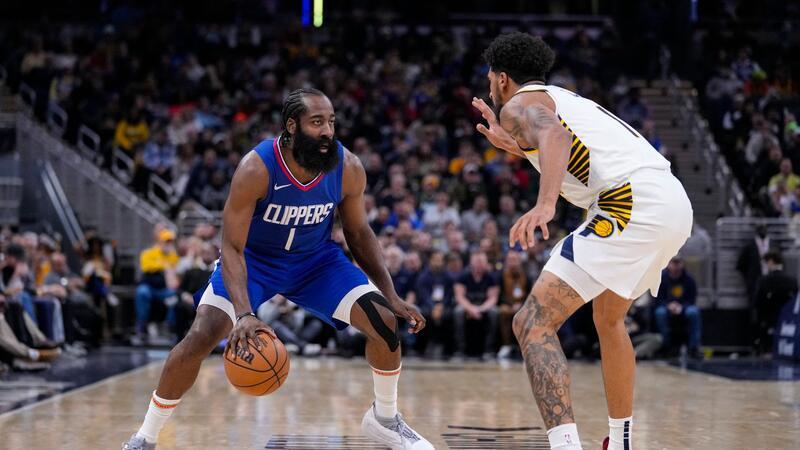 Clippers-Guard James Harden (l) in Aktion gegen Pacers-Forward Obi Toppin.