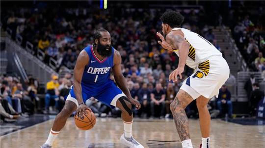 Clippers-Guard James Harden (l) in Aktion gegen Pacers-Forward Obi Toppin.