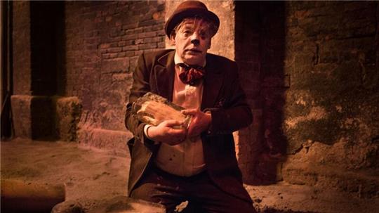 Clown Charly (Ben Becker) kann die Menschen nicht mehr zum Lachen bringen - daher soll eine Serienmörderin ihn umbringen.
