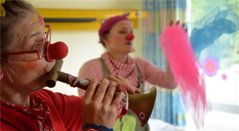 Clowns in der Stader Kinderstation: Zappalotta und Karotti sorgen dafür, dass junge Patienten die Gründe für ihren Klinikaufenthalt für ein paar Minuten vergessen. Mal laut und bunt, mal leise und konzentriert. Fotos Husung