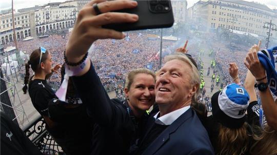 Club-Idol Horst Hrubesch feierte mit den Männern und den Frauen des HSV den Aufstieg in die Bundesliga. (Archivbild)