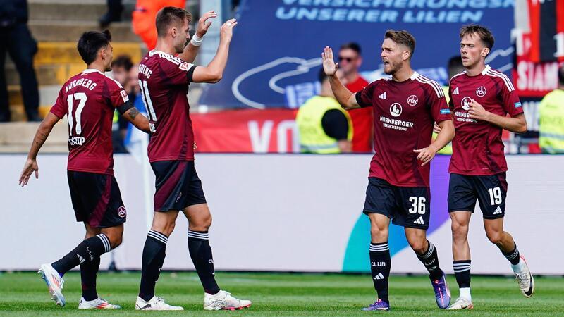 1:1 in Darmstadt: Joker Sevcik trifft für Nürnberg Club-Jubel um Torschütze Michael Sevcik (r).