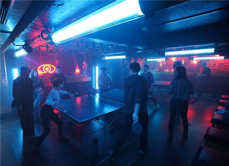 Tischtennis im Hamburger Szeneclub Clubbesucher spielen Tischtennis-Rundlauf zu wuchtigen Techno-Beats von DJ Larzo während der wöchentlichen Veranstaltung „Topspin Techno“ im Solar Club im Baalsaal auf der Reeperbahn. Wer Lust auf Tischtennis-Rundlauf und Sets von Hamburger DJs hat ist bei Topspin auf jeden Fall an der richtigen Adresse. Foto: Marcus Brandt/dpa