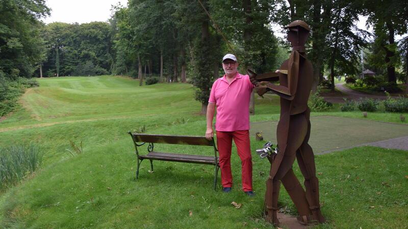 Clubmitglied und Schmied Dieter von Plata hat die Statue in Gestalt eines Golfspielers auf dem Golfplatz in Immenbeck geschaffen.