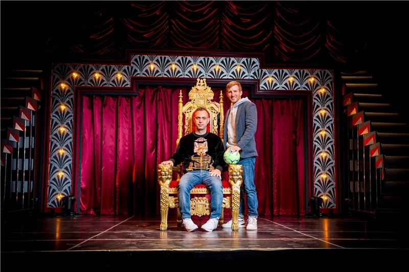 Co-Autor Christoph Stukenbrock (rechts) über das Fotoshooting mit Bob Hanning: „Ich muss gestehen, der Thron war meine Idee.“ Foto: Sascha Klahn