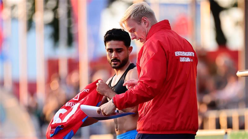 Co-Trainer Jan-Ole Patjens (rechts) gibt Alla Aid Hamid vor der Einwechslung die letzten Instruktionen.