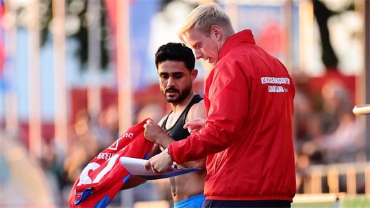 Co-Trainer Jan-Ole Patjens (rechts) gibt Alla Aid Hamid vor der Einwechslung die letzten Instruktionen.