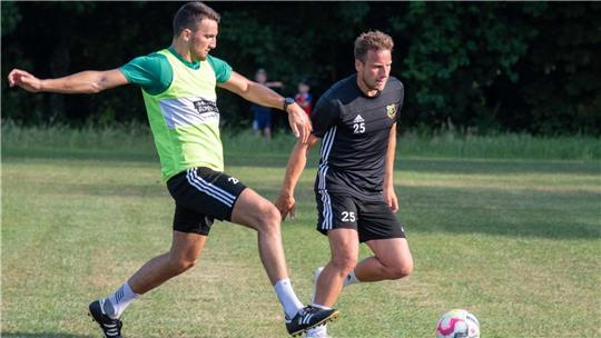 Co-Trainer Oliver Warnke kommt im Duell mit dem Neuzugang Philipp Bargfrede einen Schritt zu spät. Foto: Demmer