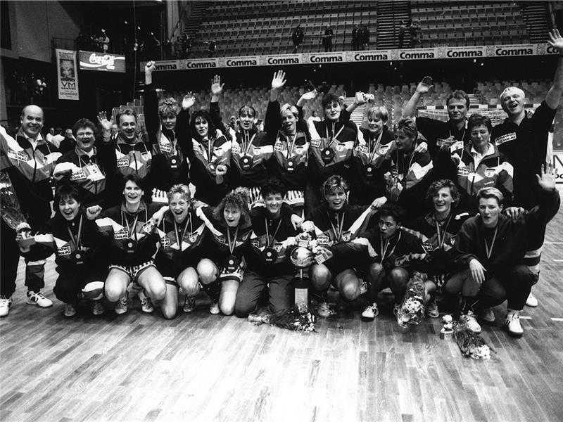Co-Trainer Otto Sternberg (stehend, links) und Mannschaftsarzt Dr. Wilram Tiemann (stehend, rechts) feiern mit dem Team den WM-Titel. Foto: Uhl