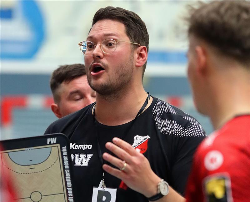 Lehrstunde in Tempo-Handball: Beckdorf chancenlos gegen Titelfavorit Co-Trainer Philipp Warnholtz.